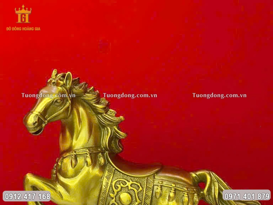 Từng họa tiết hoa văn được chạm khắc tỉ mỉ